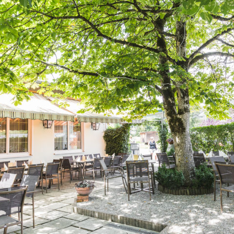Schattiger Gastgarten im Gasthaus zur Ennsbrücke