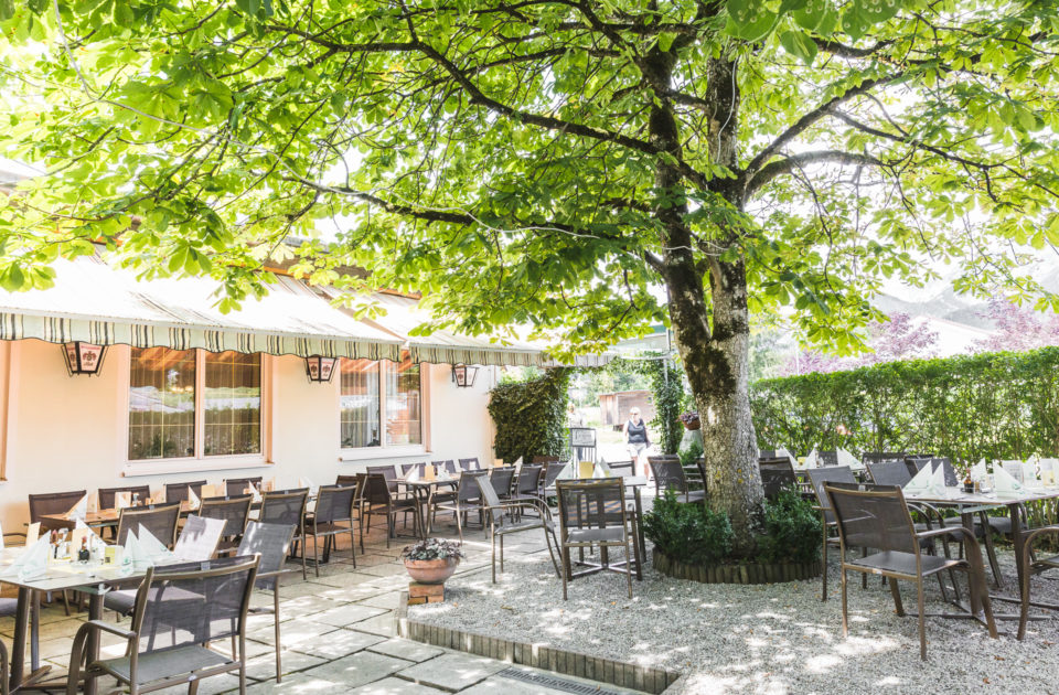 Schattiger Gastgarten im Gasthaus zur Ennsbrücke