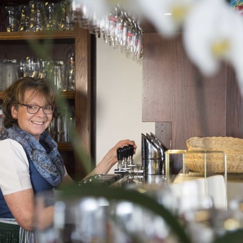 Helga Pirafelner beim Zapfen eines steirischen Bieres.