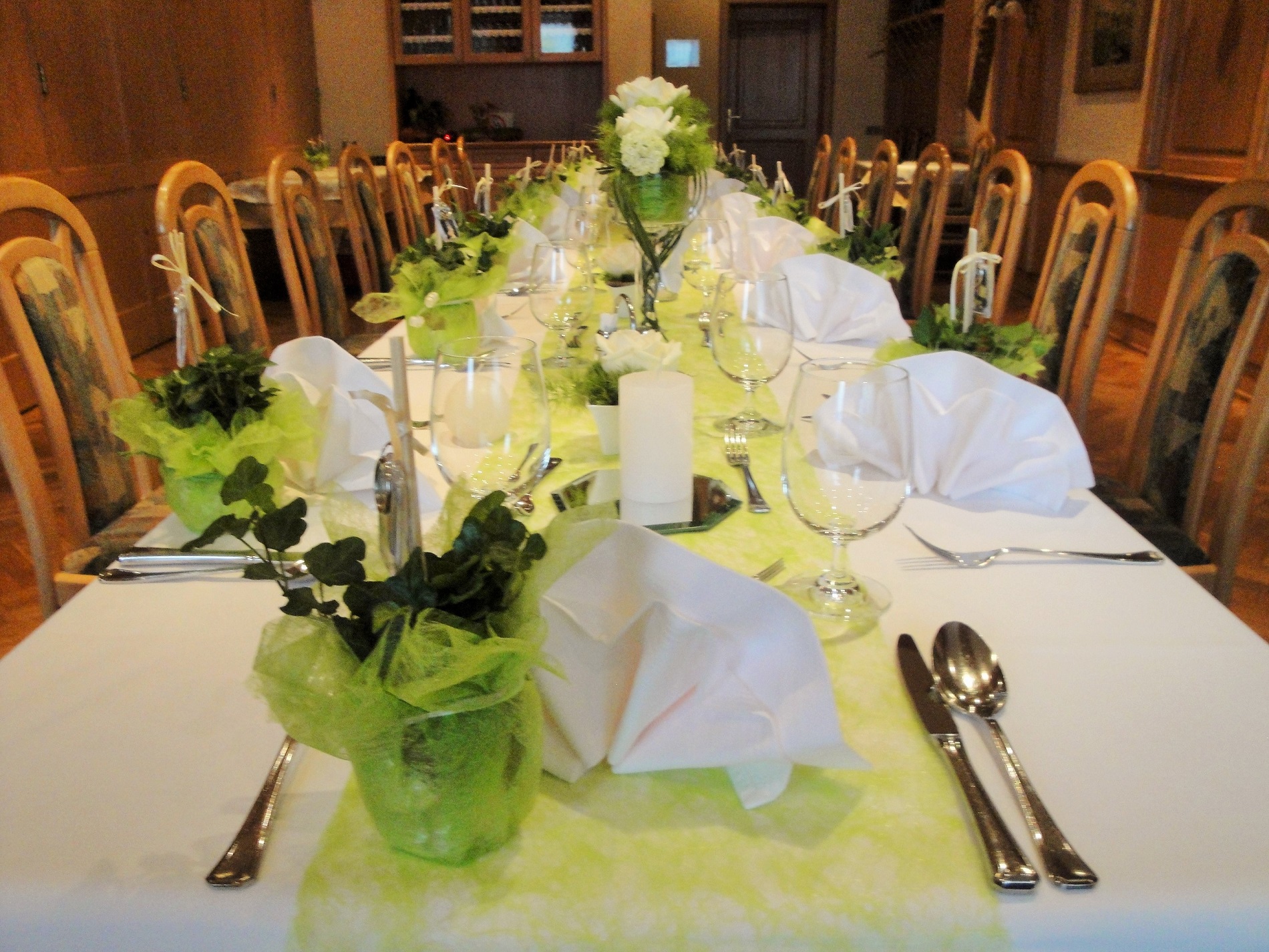 Eine grün-weiß gedeckte Tafel.