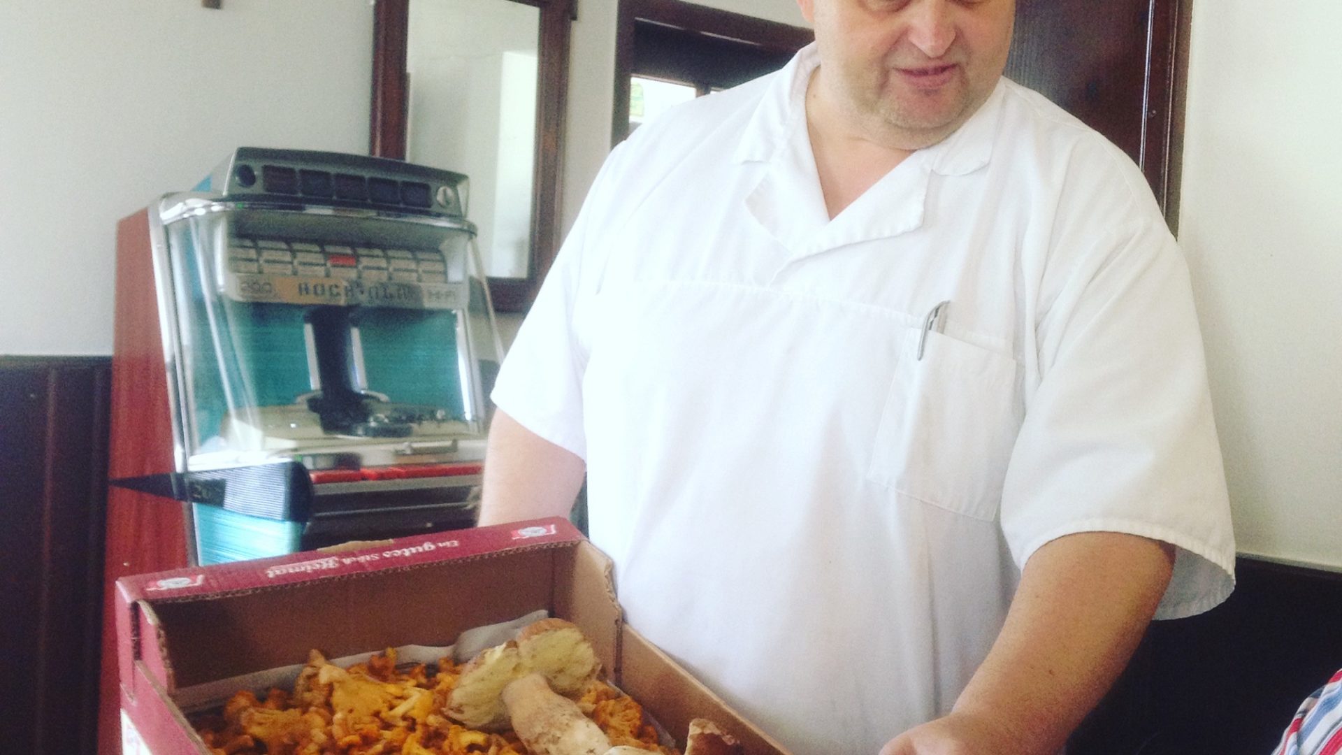 Christoph verarbeitet die gelieferten Eierschwammerl und Pilze.