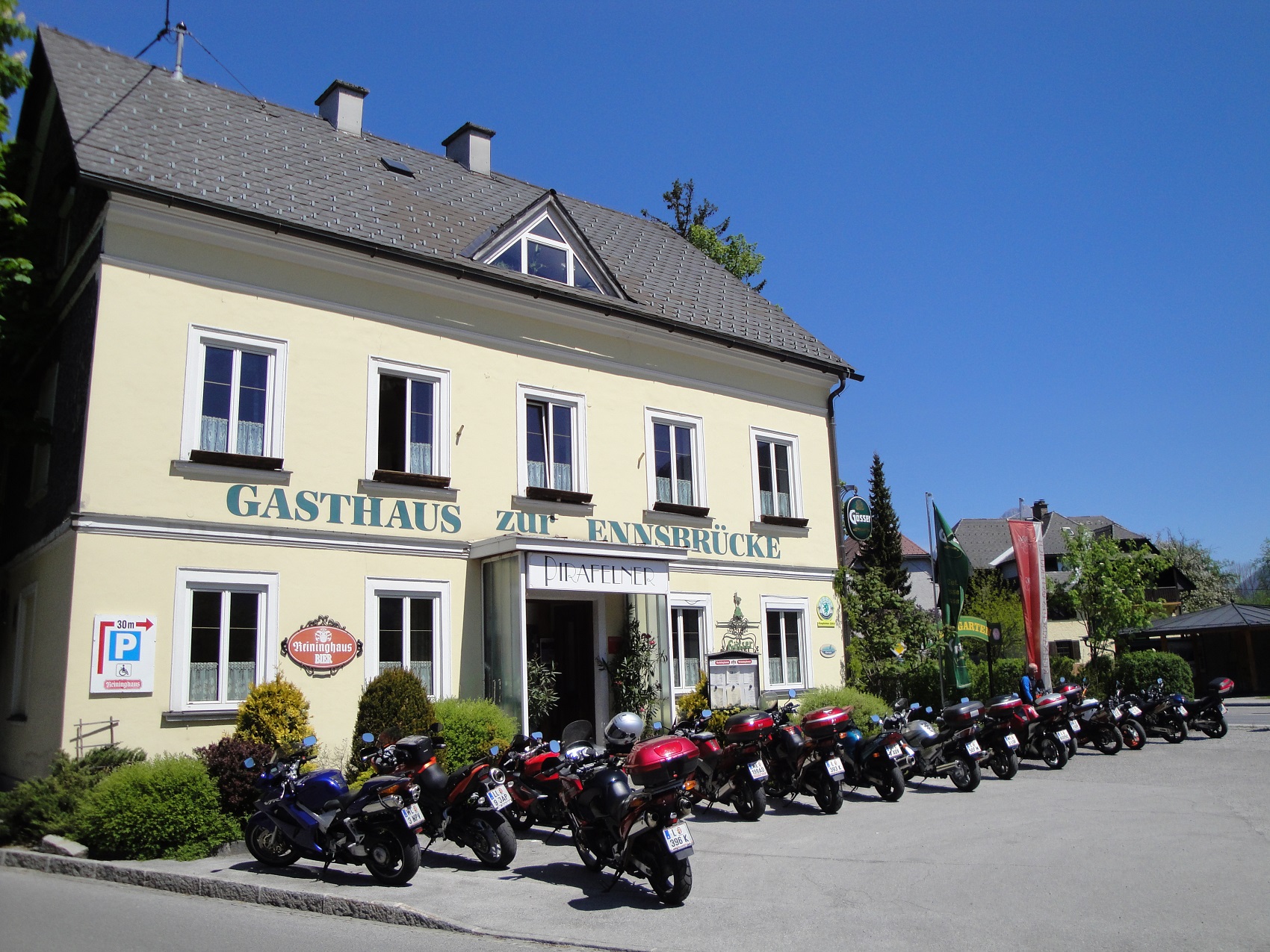 Das Gasthaus zur Ennsbücke heißt alle Biker willkommen.