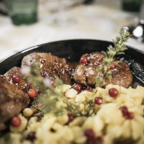 Das Wildererpfandl besteht aus Medaillons von Reh, Hirsch und Wildschwein mit einer Preiselbeersauce