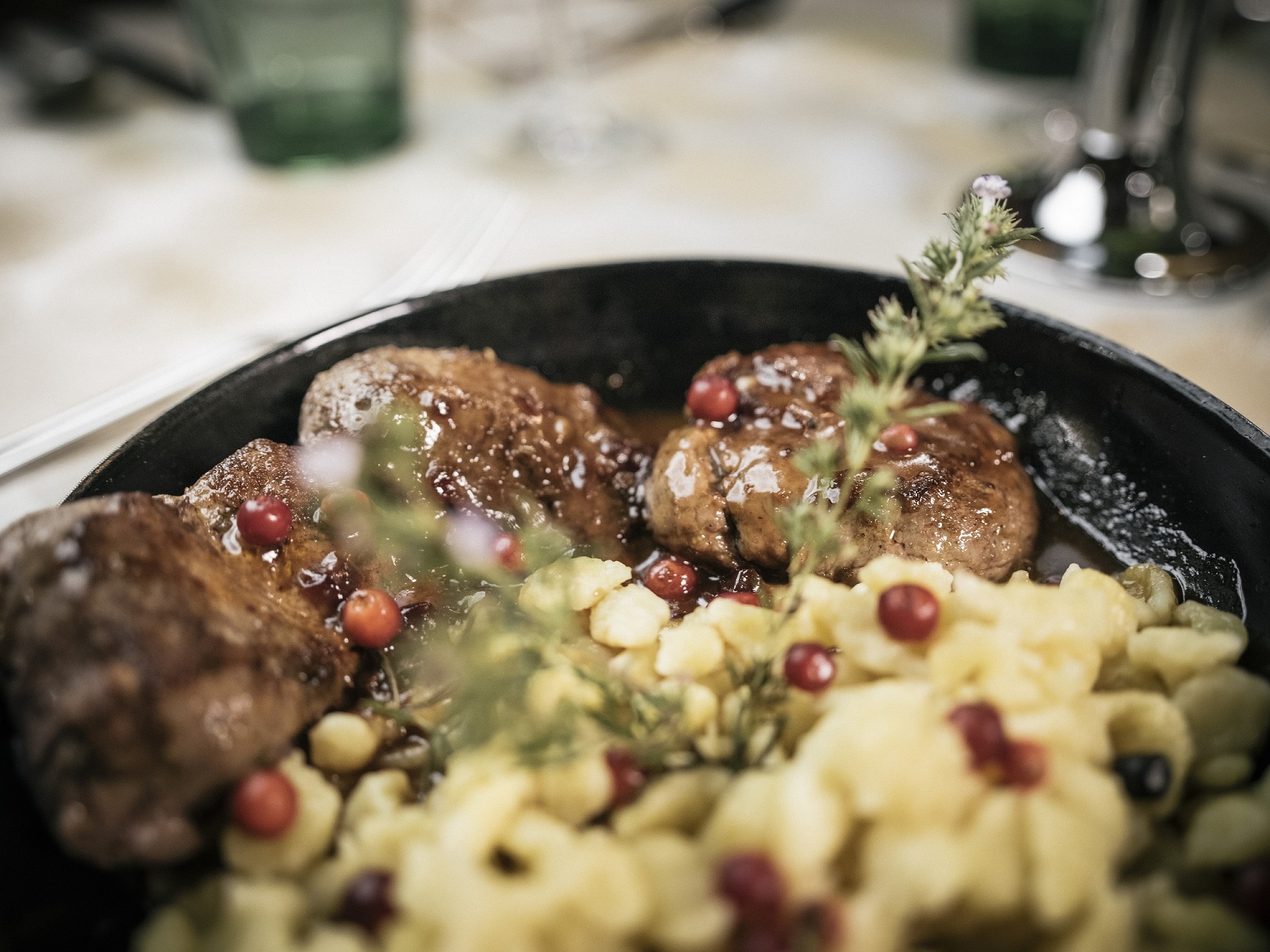 Das Wildererpfandl besteht aus Medaillons von Reh, Hirsch und Wildschwein mit einer Preiselbeersauce