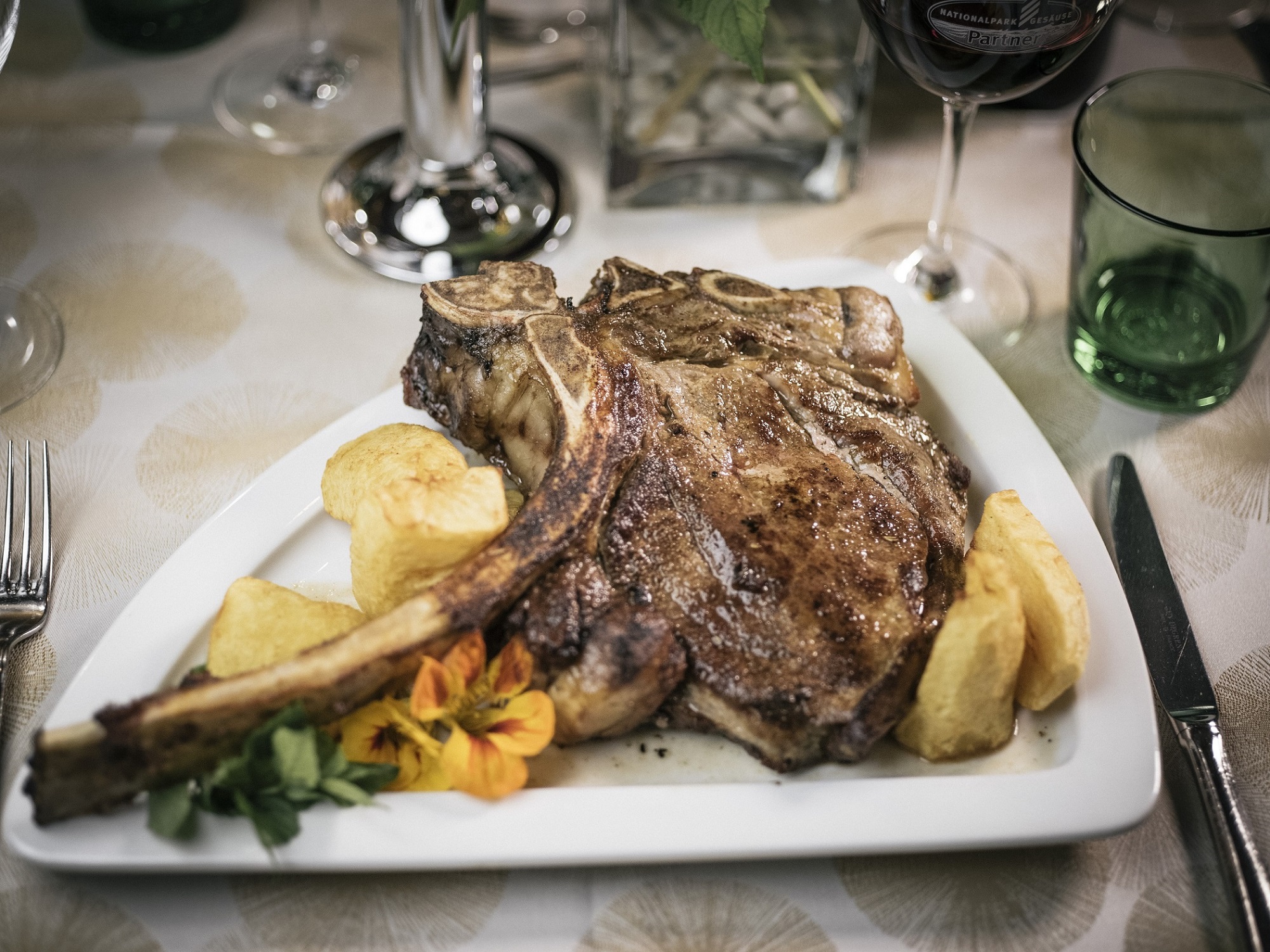 Das Tomahawk Steak vom Styria Beef wiegt mindestens 800 Gramm.