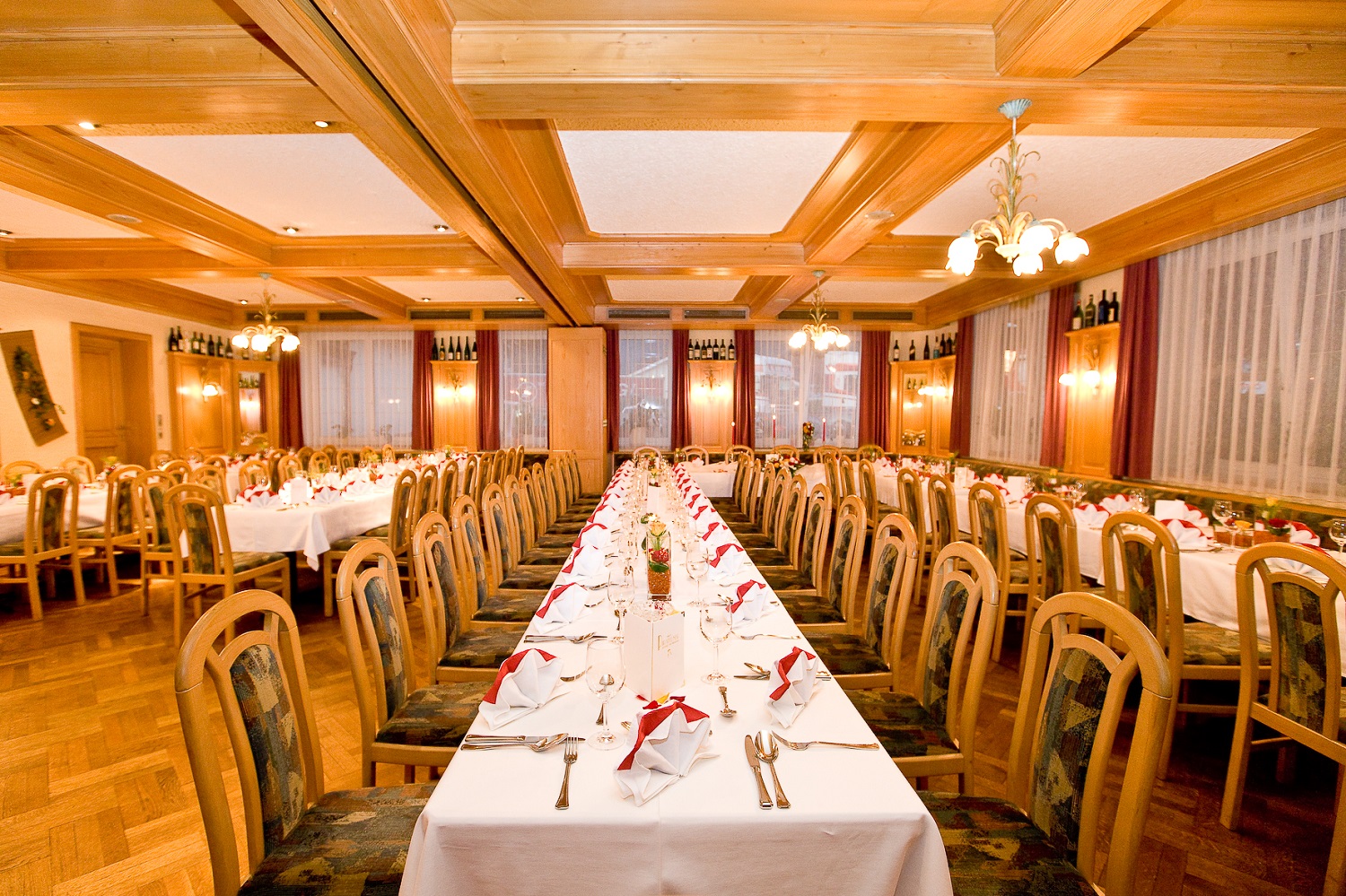 Der große Speisesaal ist perfekt für Hochzeitsfeiern.