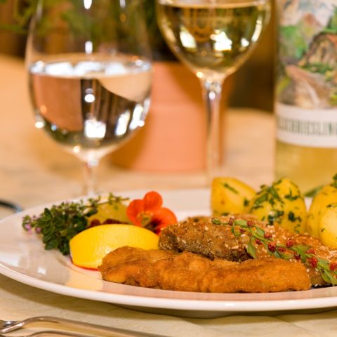 Lammschnitzerl in dreierlei Parande dazu ein passender Weißwein.