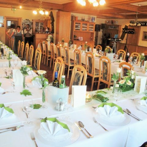 Eine Hochzeitstafel in den Farben weiß und grün.