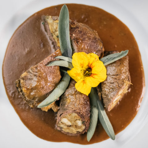 Mit Semmelknödel gefüllte Hirschröllchen können im Herbst genossen werden.