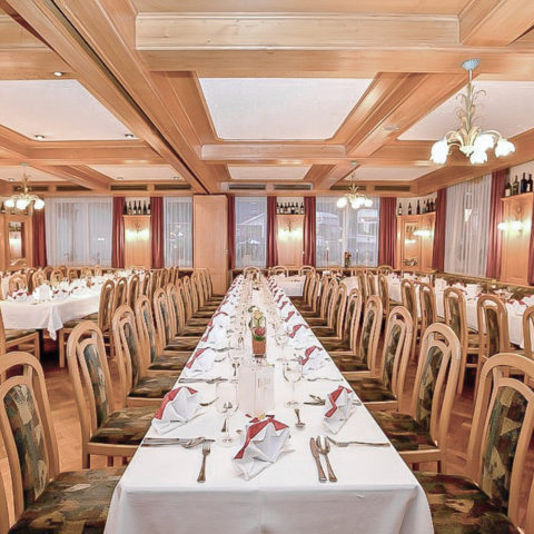 Der helle Speisesaal ist ideal für diverse Feiern sowie für Busgruppen.