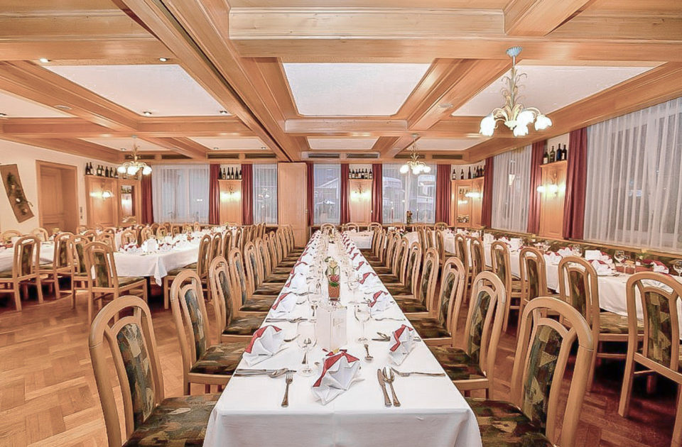 Der helle Speisesaal ist ideal für diverse Feiern sowie für Busgruppen.