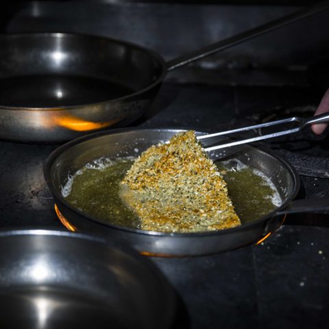 Das Steirerschnitzel ist ein frisch aus der Pfanne gebratenes Styria Beef-Schnitzel in Kürbiskernparnade.
