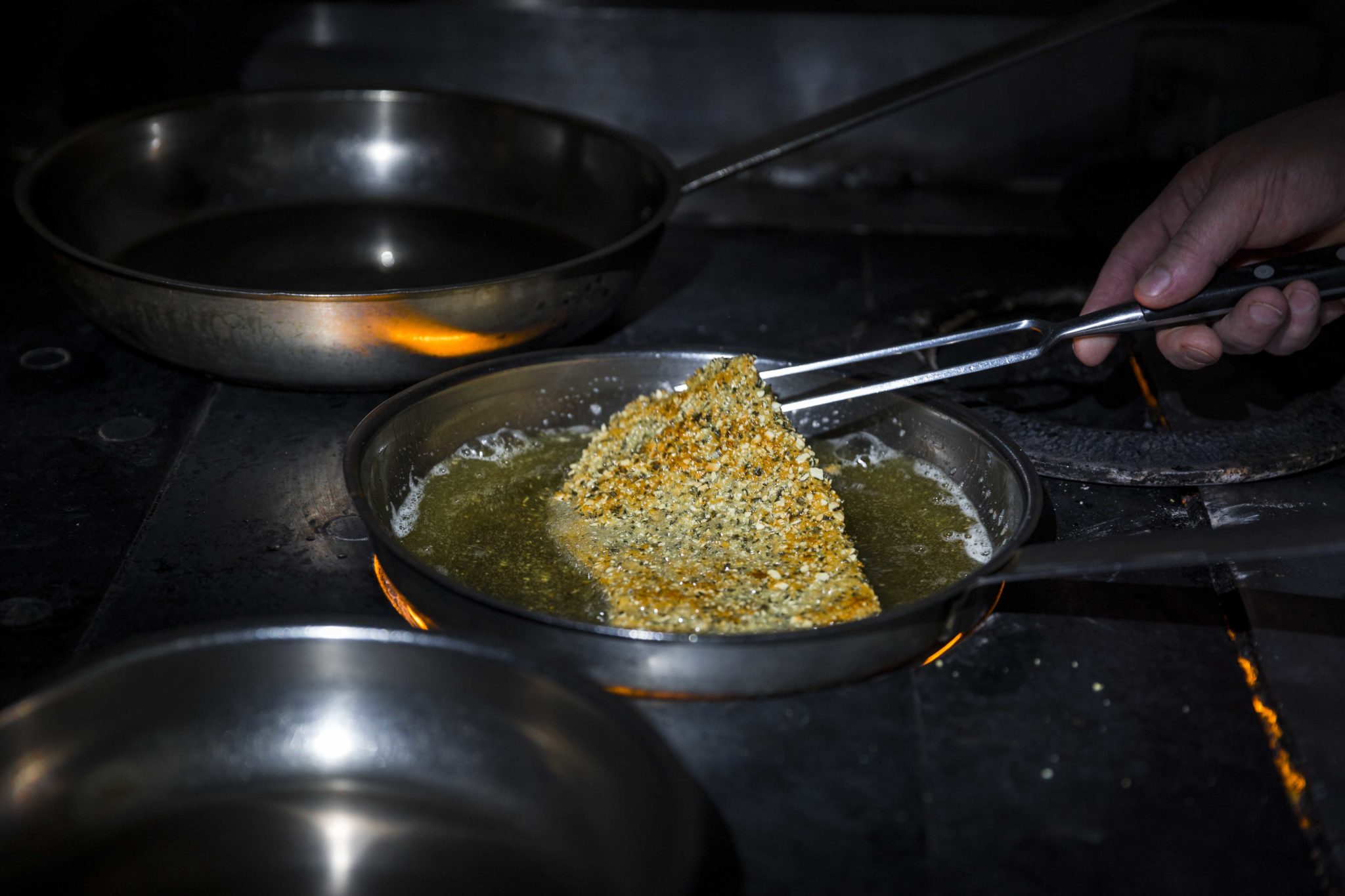 Das Steirerschnitzel ist ein frisch aus der Pfanne gebratenes Styria Beef-Schnitzel in Kürbiskernparnade.