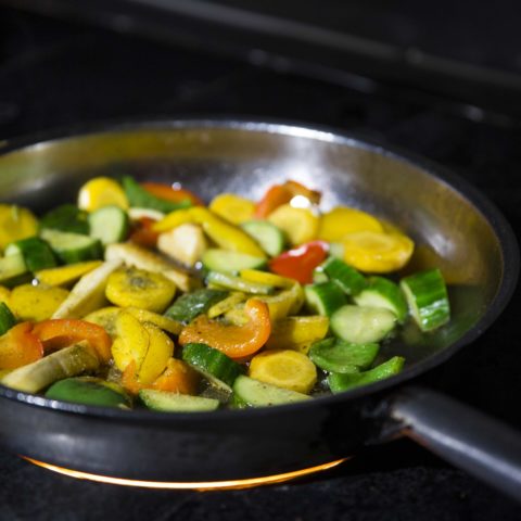 Frisches Saisongemüse wird kurz in der Pfanne angeröstet.