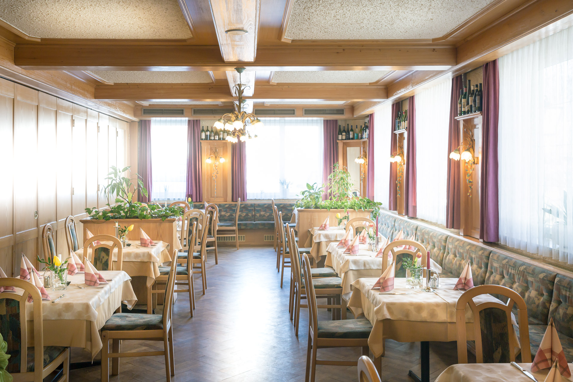 Der helle Speisesaal ist ideal für diverse Feiern sowie für Busgruppen.