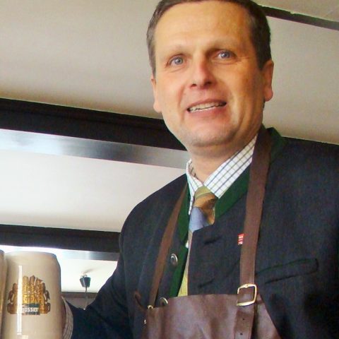 Bieranstich im Gasthaus zur Ennsbrücke