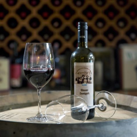 Unser roter Gesäuse-Wein ist ein Blauer Zweigelt und passt perfekt zu unseren Wildgerichten.