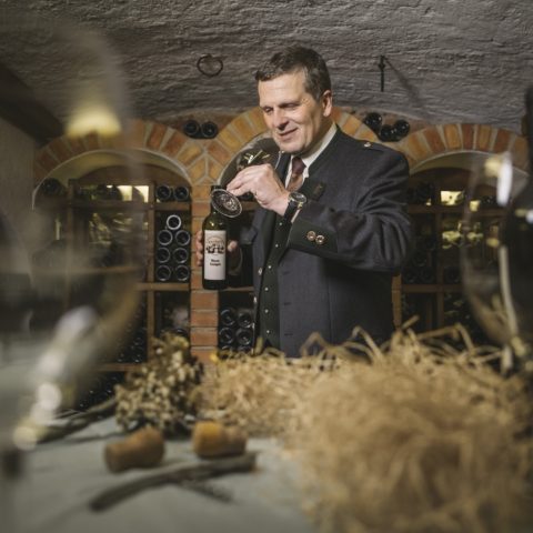 Klemens Pirafelner verkostet den Gesäuse-Wein im Weinkeller.