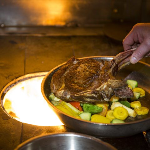 Ein Steak vom Styria Beef m frischem Gemüse serviert.